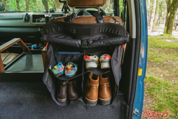 ご覧のとおり、靴4足を収納可能