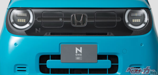 フロントグリル貼られたブラックエンブレム