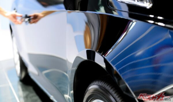 塗装が弱い赤色にもめっちゃ効く!!　2層構造のボディコーティングで愛車を守る！　プロはどんな溶剤を使ってる？