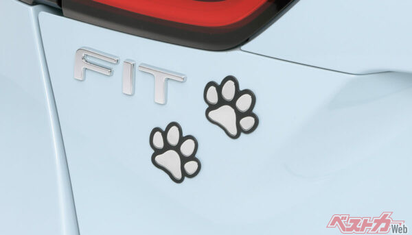 画像はフィットのものだが、純正アクセサリーのホンダドッグから出ている肉球エンブレムももちろんN-ONE e:にも貼れる