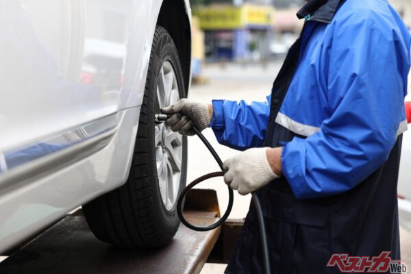 タイヤの空気圧を変動させる要因は、透過係数と熱。この2つに強い窒素は、タイヤの空気圧変化を空気よりも小さくすることが可能なのである(Choi_ Nikolai@Adobestock)