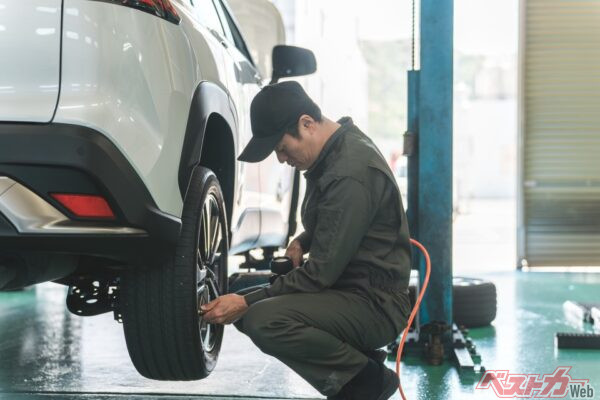 本当にクルマやタイヤのこと思うなら、空気充填でもいいから、こまめに空気圧のチェックを行ってあげることに尽きる(buritora@Adobestock)