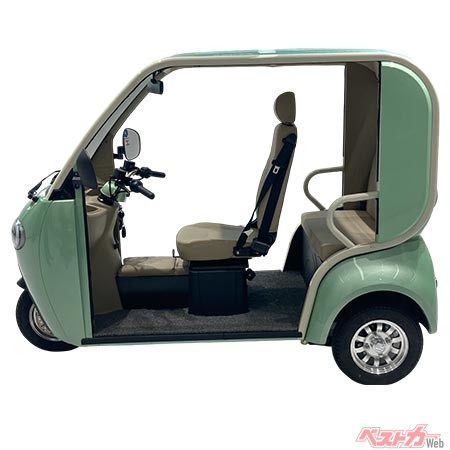 しっかり3人乗れる。インバウンド関連で使用するのも、友人同士でちょっと遊びに行くのにも使えそうだ