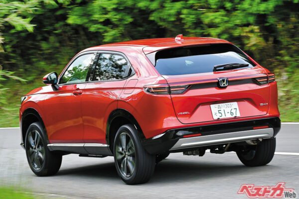 リアコンビランプはオールLED化され、2段の水平基調のラインで点灯するデザインを採用した