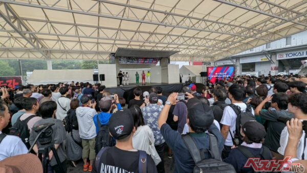 イベント開幕の挨拶に登壇した、ベストカーでもおなじみの土屋圭市氏と織戸学氏。人だかりがすごすぎて接写できず。詳細は別記事でお届けします