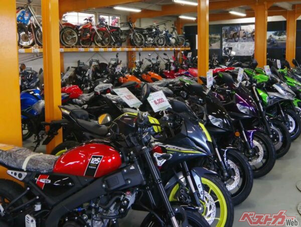 【日本のバイク保有台数】原付は減るも…趣味のバイクは激増中！ バイクブーム期より多いってマジか？！