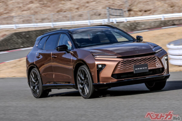 トヨタ クラウンエステート（635万～810万円）全長4930×全幅1880×全高1625mm、2.5L、直4（190ps/24.1kgm）＋M（前182ps/後54ps）