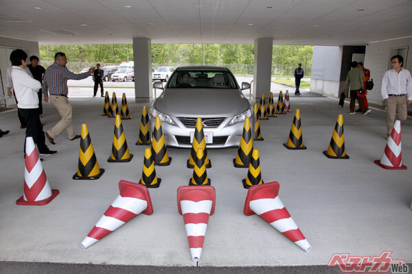 セダンの車体の周囲に置かれた多数のパイロン。信じられないかもしれないが、これらのパイロンはすべて、運転席から全く見えていない。セダンでさえ子ども用自転車が見えない死角が多数存在するのだ