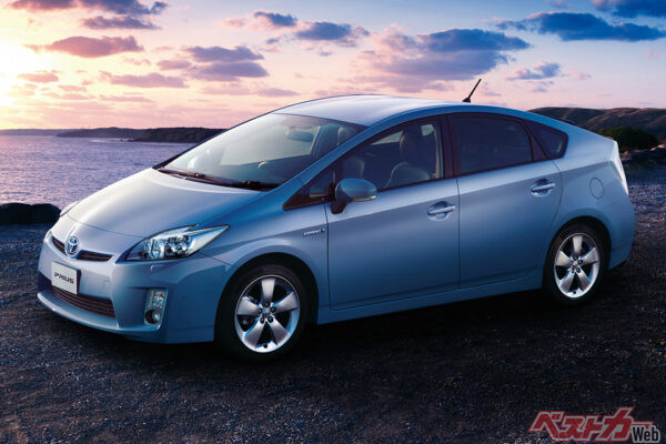 2代目から4代目までのプリウスはAピラーが寝ていて前方視界が悪い