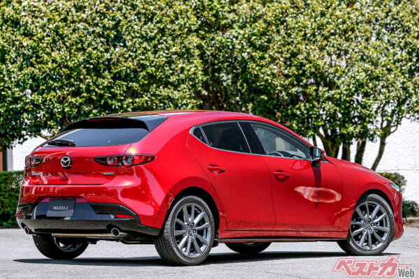 マツダ3はCピラーが太いため後方視界がよくない。写真で一目瞭然