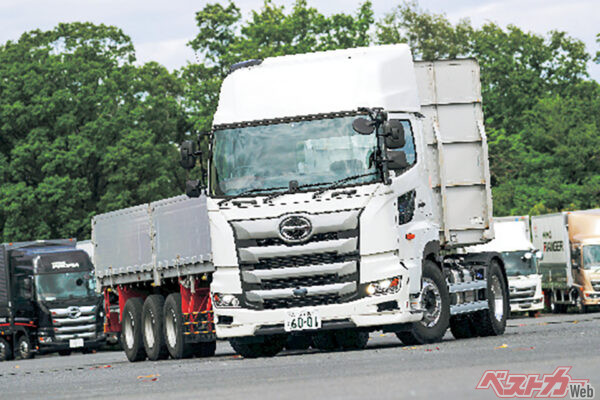 クルマは背が高くなればなるほど視界は広くなるが、ボディ周りの死角が増大する