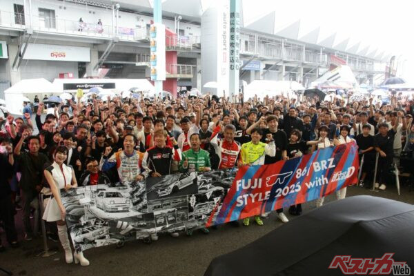 2025年9月13日（土）朝に実施された開会イベント。土屋圭市氏や織戸学氏などベストカーでもおなじみの面々がトークイベントに登壇した