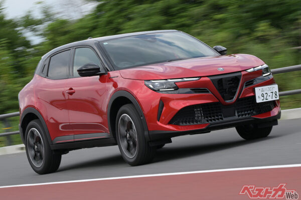 アルファロメオ ジュニア（価格：420万～556万円）。アルファらしく回転フィールは痛快