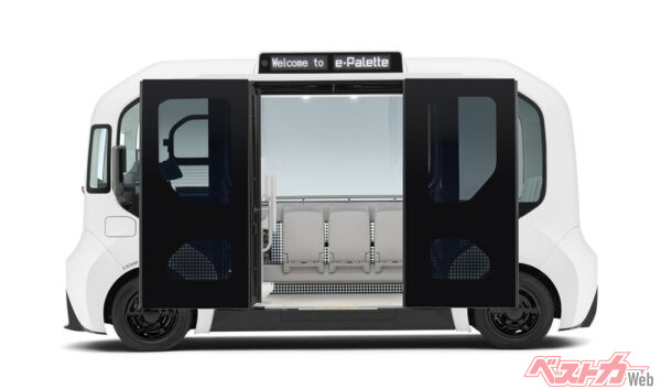 低床設計、大開口スライドドア、電動スロープを備える