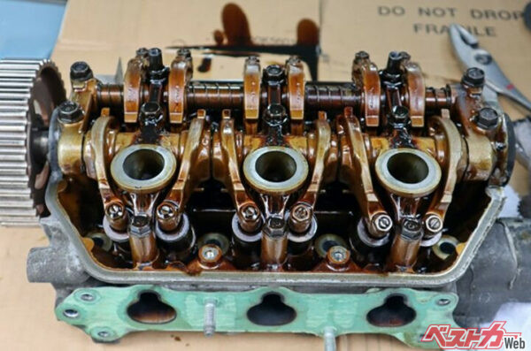 エンジンオイルに負担がかかる過酷な使用条件では、推奨交換頻度は増える（写真AC