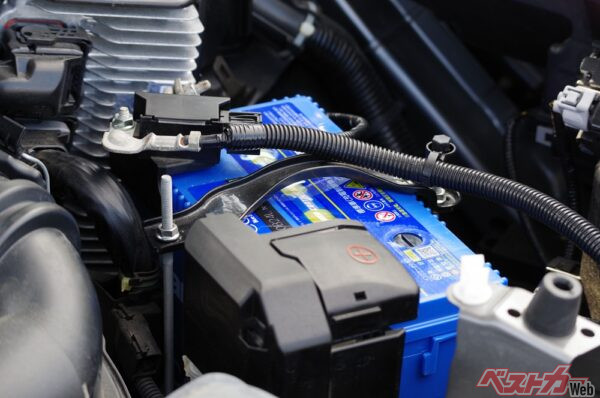 新車から1年が経ってなくてもヘッドライトの消し忘れなどでバッテリーが上がってしまうので要注意（Songkhla Studio＠Adobe Stock）