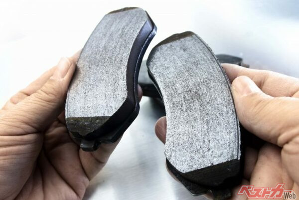 ブレーキパッドは新品時約10mm、2～3mに摩耗したら交換。ブレーキパッドは車検や点検時と同時に交換するのが工賃が安くなるのでベスト