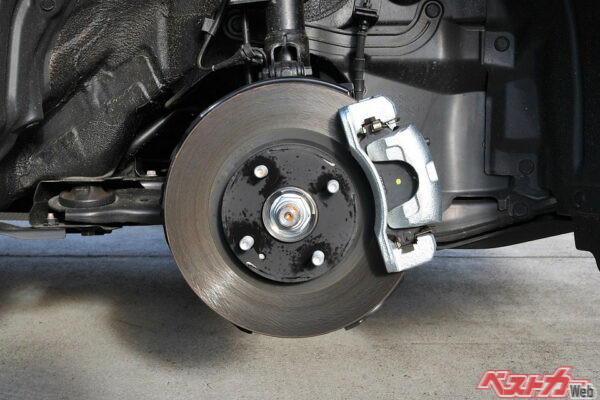 ブレーキローターが破損してしまうと、1輪あたり1万4000～2万5000円はかかってしまう。さらに工賃も含めると大出費に……。つい放置しがちなブレーキの鳴きだが、早めの処置が必要だ