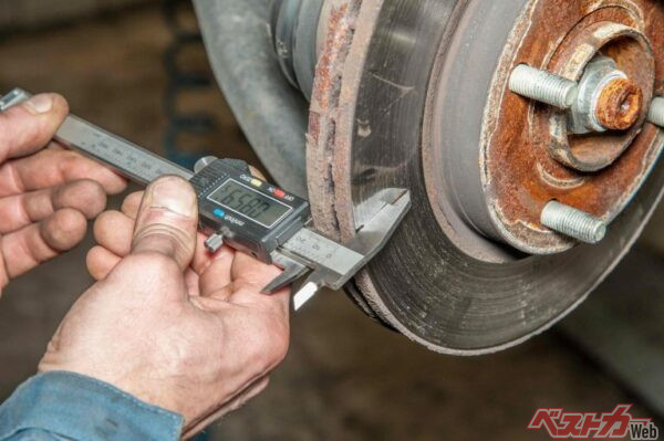 ブレーキを掛けた時にステアリングが揺すられる、クルマに振動が伝わってくる場合、ディスクブレーキのローターが偏摩耗している可能性が高い