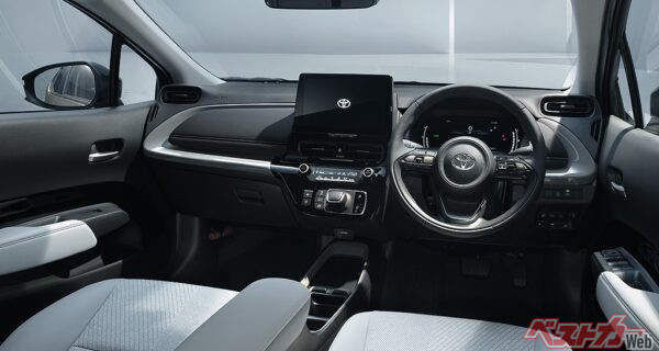 ７インチの大型マルチインフォメーションディスプレイを標準装備。最新のコネクティッドナビ対応のディスプレイオーディオは、下位グレード（G、X、U）向けのモニターサイズが8インチに拡大されている