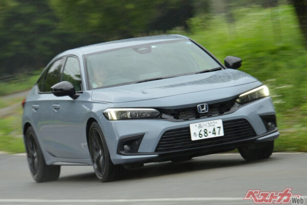 ホンダ シビックe:HEV（価格：409万4200～440万3300円）