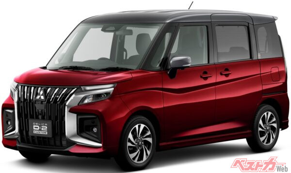 デリカD:2カスタム。標準車とカスタム共に、パワートレインは1.2L直列3気筒エンジン＋電気モーターのマイルドハイブリッドにCVTの組み合わせ。WLTCモードで25.6km/Lという低燃費を達成する