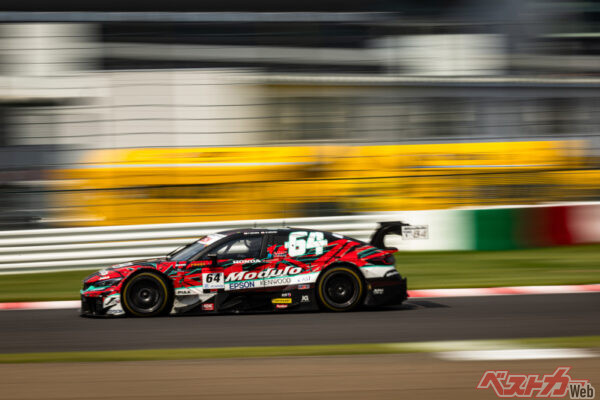 ほとんどのレーシングカーはパドルシフトが主流になっている