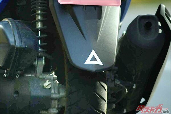 バイクのお尻に付いてる三角のマークってなんなん？　業務用？　警察車両？　気になって眠れん!!