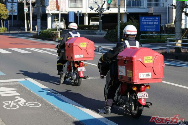 郵便配達のバイクにも三角マークが……（Ned Snowman@Adobestock）