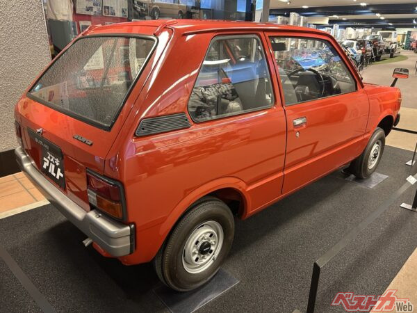 オーソドックスな2BOXスタイルが凄みを感じる初代アルト。車両重量は545kg