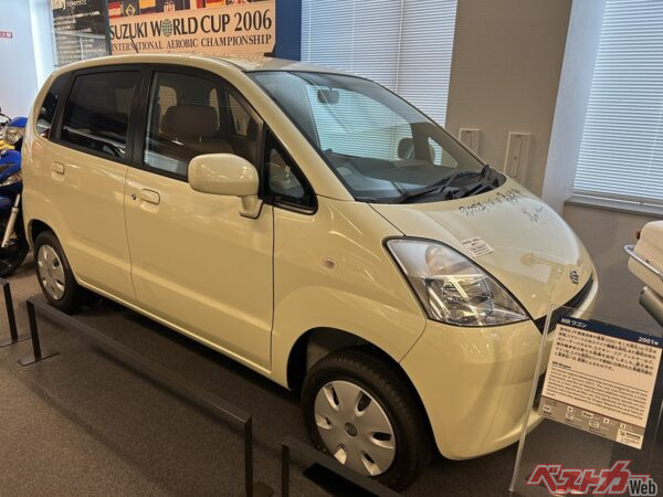 初代MRワゴンは2001年に登場。サインはボンネット部にあります