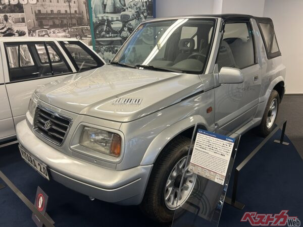 ボンネットとドアに直筆サインの入ったビターラのエルトン・ジョンモデル