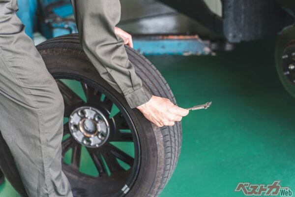 タイヤメーカーのブリヂストンは、残り溝が4ミリ以下になった時点での交換をすすめている。残り溝が十分にある場合でも製造から5年が経過したタイヤは一度点検を!!（PHOTO：Adobe Stock_buritora）