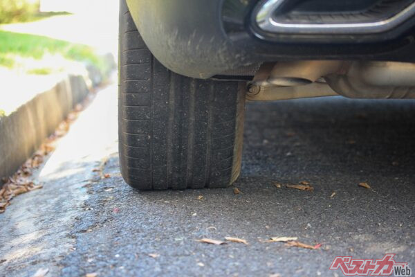 縁石や段差、キャッツアイなどの突起に乗り上げないようにすることも必要。昨今の低扁平タイヤでは、最悪の場合、パンクに至ってしまう(PHOTO:Adobe Stock_hanjosan)