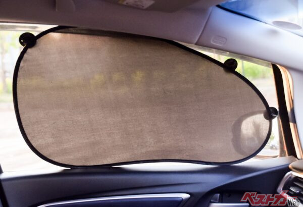 助手席側のサイドウィンドウにサンシェードを貼って運転……これって合法？　違法？？