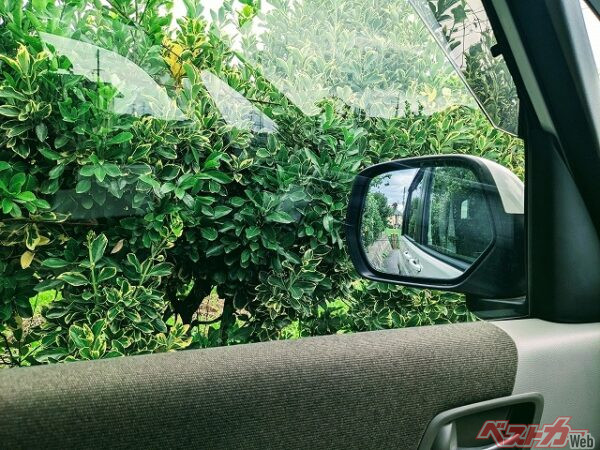 サイドミラーでの確認では、死角となる部分もある(PHOTO:写真AC_自然体)