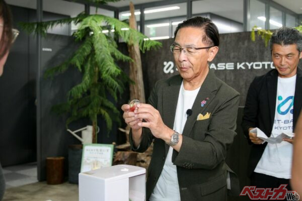 イベントには西脇隆俊府知事も来場。各ブースを回ったりステージイベントに登壇して脱炭素社会への取り組みについて語り合った