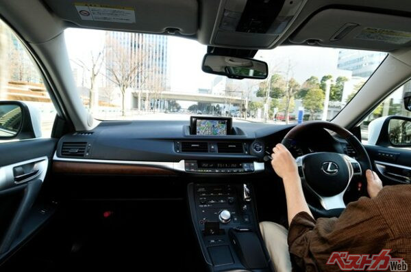 できるだけ低くつくることで運転のしやすさや体格まで考慮した