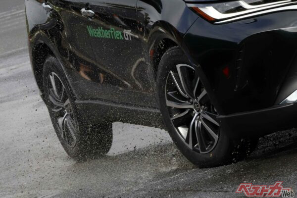 ハリアーハイブリッドでテスト。ウェット路面での動きに国沢さんも唸るほど。ドライ路面の運転フィールは夏タイヤに近いというのも衝撃だった