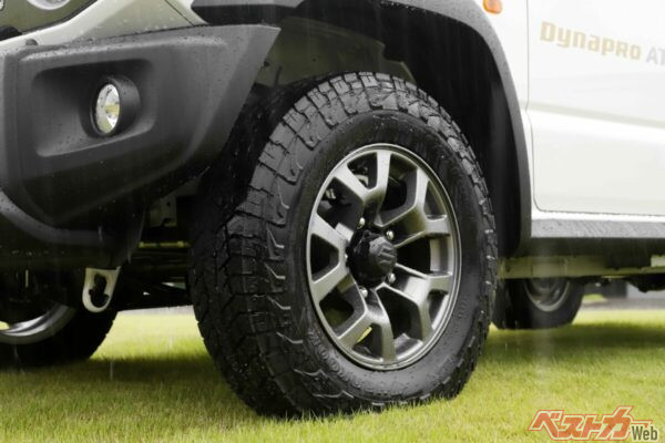 オフロードタイヤもまもなく日本上陸。まずはジムニーのサイズのみとし、将来的にはラインアップを広めていく予定だとか。ちなみに当面はブラックレターのみ