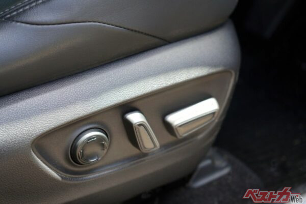 快適な乗車空間にはシートポジション、特に座面高さの調整機能は重要。電動調整機能があればなお良し