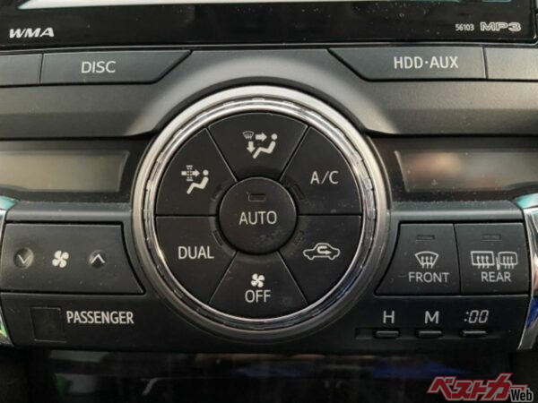 車種によってSYNCやDUALのスイッチと、表示は異なるが、運転席側と助手席側でエアコンの温度を別々に設定できる