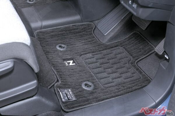 純正アクセサリーのフロアカーペットマットもサステナブル素材を使用