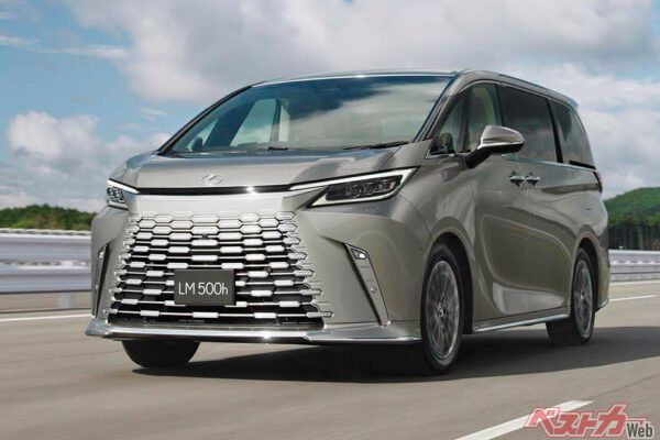 国産超高級車の販売台数ランキング第1位はレクサス LM（3752台）。あ、勝つとか勝たないとかの世界じゃないですね。価格は1500万円～2000万円