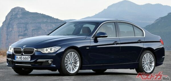 2012年1月に発売された先代F30型3シリーズ。ボディサイズは全長4624×全幅1800×全高1329mm。全幅は本来1811mmだが日本仕様はドアノブを改良し、日本の機械式駐車場の幅に合わせて1800mmとした。写真はラグジュアリーライン