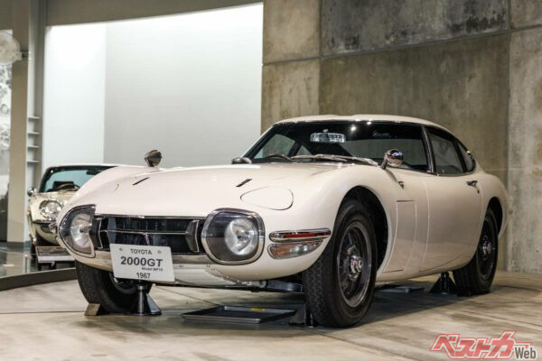 トヨタ2000GT（日本車が世界で認められていない時期に人気映画007を通じ国際舞台に登場。世界に認められるこだわりのデザインや性能は特筆すべきもの）