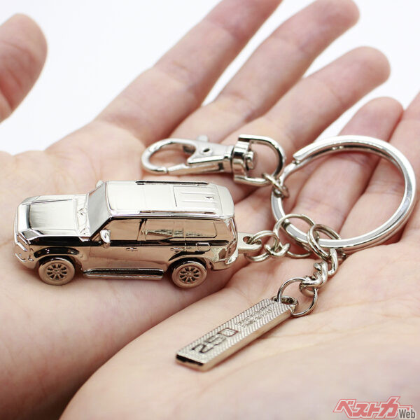 「ランドクルーザー250」をモチーフにしたメタル製キーチェーン。しっかりとした重厚感あるつくり