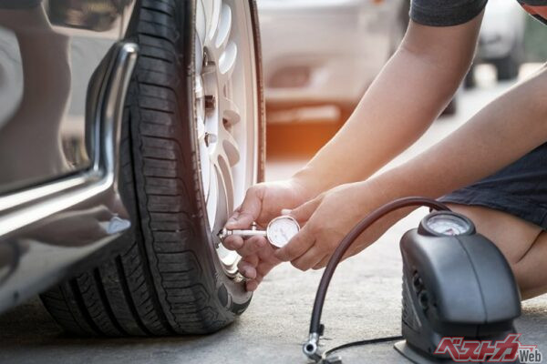 できればひと月に一度は空気圧チェックを行いたい。タイヤの空気圧は走り心地にはもちろん、燃費にも影響する（chaiyasit＠Adobe Stock）