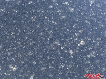 水玉がポロポロ気持ちよく落ちる撥水タイプの簡易ボディコーティングを施工し、雨→晴れ→雨→晴れが続くと写真のようなウォータースポットができて白カビのような白く汚い状態になる。放っておかず早めに再施工を