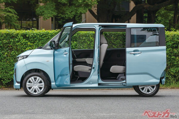 スライドドアの採用を絶賛する島崎氏。自宅の愛犬をクルマに載せる時にも重宝するとのこと